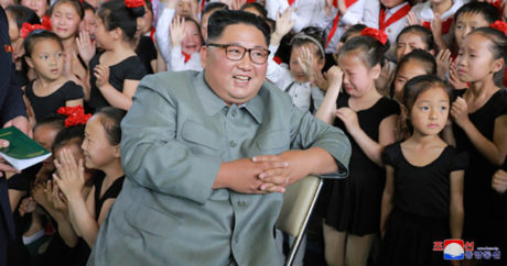 СМИ КНДР разместили фото смеющегося Ким Чен Ына на фоне рыдающих детей