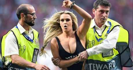 Полуголая девушка выбежала на футбольное поле во время финала Лиги Чемпионов