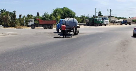 «Азерсу»: Слив канализационных вод в коллекторы приводит к проседанию дороги на Маштагинском шоссе