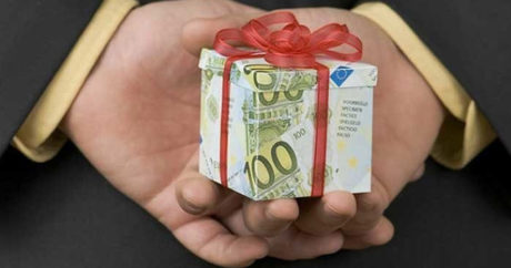 Таджикским чиновникам запретят в загранкомандировках брать подарки на сумму более $580