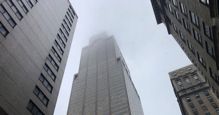 Вертолет врезался в крышу 54-этажного офисного здания на Манхэттене