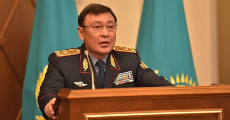Замглавы МВД Казахстана извинился за нападение полицейских на журналиста в Алматы