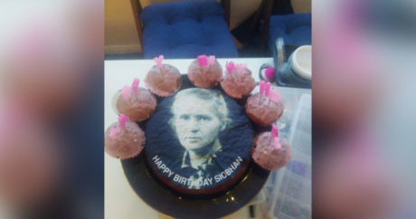 Фанатке Мэрайи Кэри вручили торт с портретом Марии Кюри