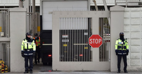 Автомобиль протаранил ворота посольства США в Сеуле на фоне визита Трампа