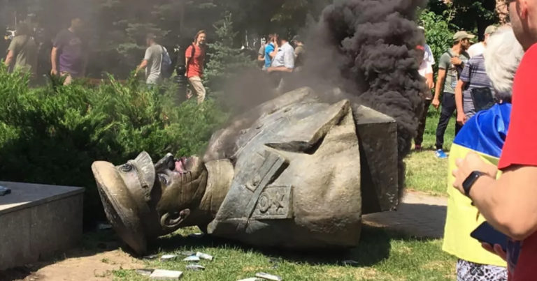В Харькове снесли памятник Жукову — ВИДЕО