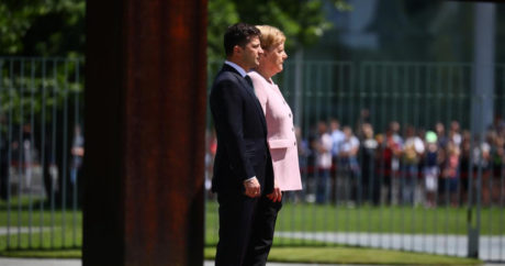 Судороги Меркель: почему затрясло канцлера на встрече с Зеленским? — Видео