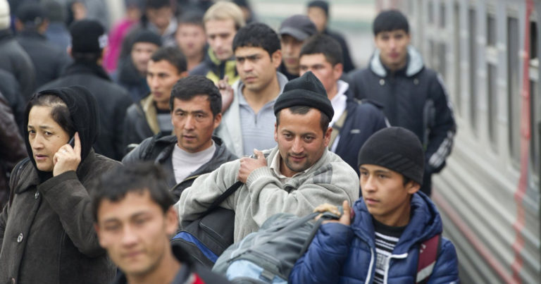Социолог: «Мигрантам из стран СНГ уже неинтересно работать в России»
