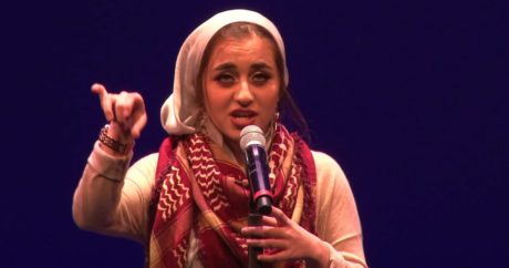 Юная американская поэтесса вещает о мусульманах на поэтических батлах