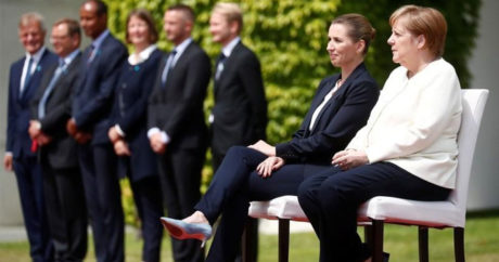 Welt: Меркель на встрече с премьером Дании слушала гимны стран сидя