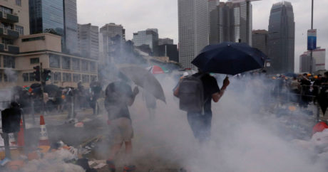 Протестующие штурмуют здание правительства в Гонконге