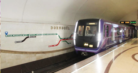 В Бакинском метро возникла проблема с механизмом дверей вагона