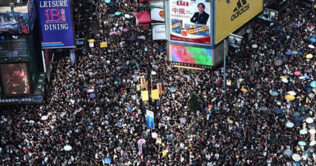 В протестующих в Гонконге запустили фейерверк, есть раненые