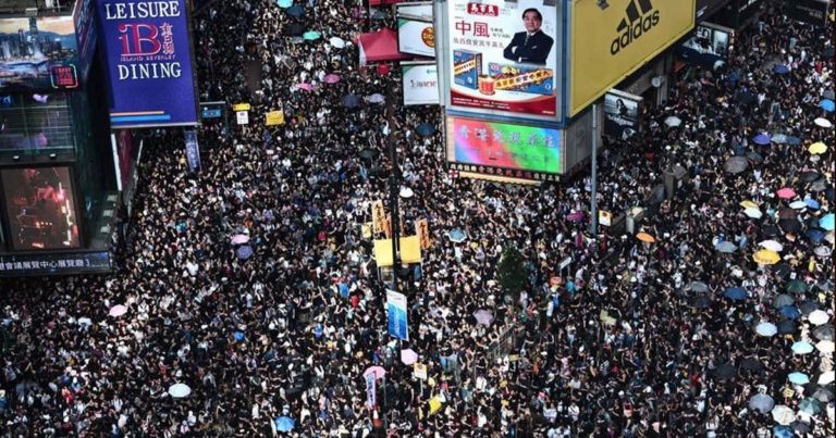 В протестующих в Гонконге запустили фейерверк, есть раненые