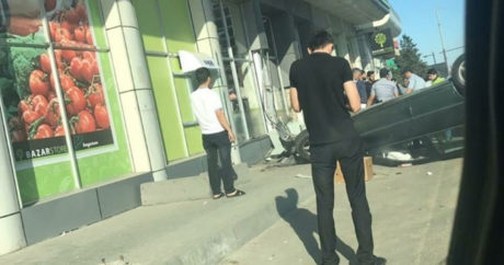 В Баку пьяный водитель авто врезался в пассажирский автобус