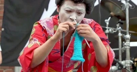 Крючком и на спицах: японцы выиграли первый чемпионат по вязанию под хэви-метал