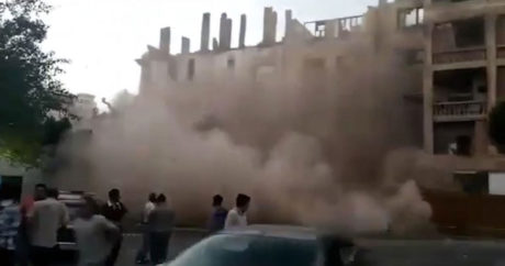 В Баку обрушиласть стена демонтируемого общежития — ВИДЕО