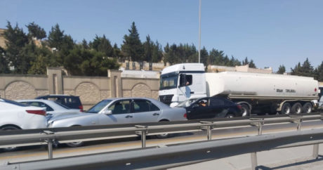 Цепная авария на трассе Баку-Сумгайыт вызвала пробку