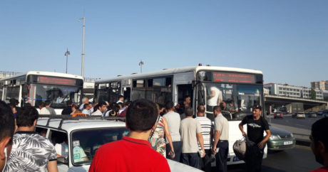 Будни бакинского общественного транспорта: кондуктор-шофер и донер за рулем