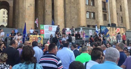 В Тбилиси проходят две акции, полиция создала живой барьер