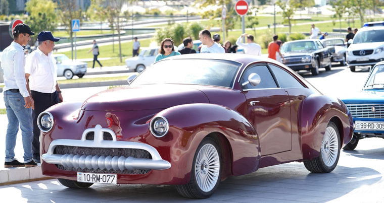 В Баку прошел автопробег классических автомобилей – ФОТО