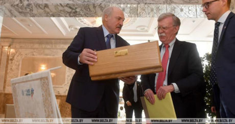 Лукашенко передал в подарок Трампу кортик, а Мелании — скатерть