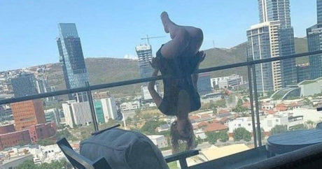 Блогерша снялась на камеру за секунду до падения с балкона