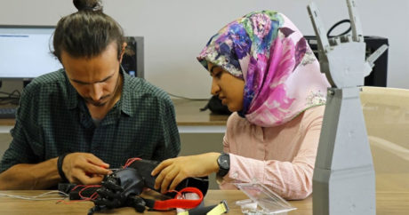 Мусульманка – инженер, которая возглавляет проект по изготовлению бесплатных бионических протезов для тех, кто в них нуждается