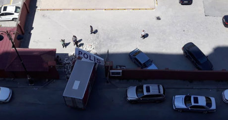 В Баку грузовик врезался в ворота отдела полиции