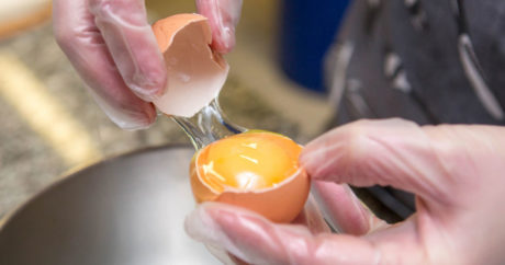Британка почти ослепла после варки яиц в микроволновке