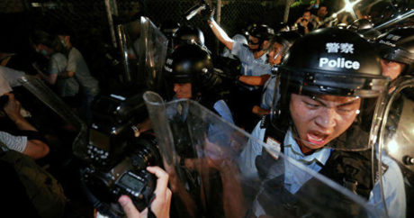 В Гонконге арестовали демонстрантов, выбросивших китайские флаги в море