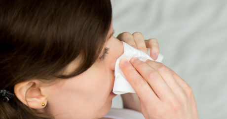 Ученые предупредили об опасности чихать с прикрытыми ртом и носом