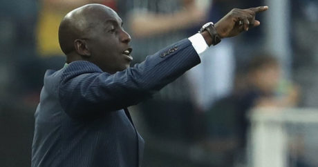 ФИФА пожизненно отстранила от футбола бывшего тренера сборной Нигерии