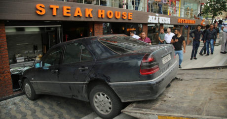 В Баку автомобиль врезался в ресторан