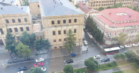 Сильный дождь создал проблемы на дорогах Баку