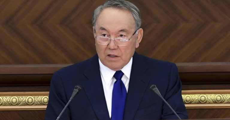 Назарбаев: На Казахстан не получится «надеть шапку» американской демократии