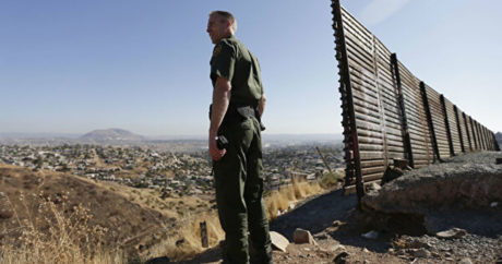 Пентагон одобрил строительство дополнительных 32 километров стены на границе с Мексикой