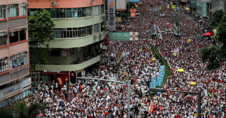 Протестующие в Гонконге строят баррикады и перекрывают улицы