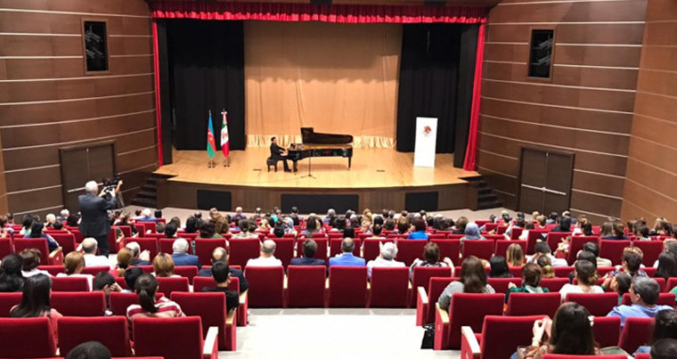 Мексиканский пианист выступил с концертом в Габале – ФОТО