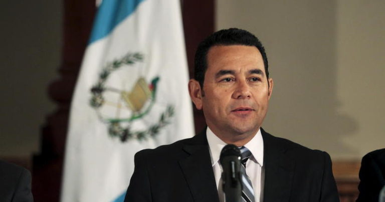 Президент Гватемалы ввел осадное положение в шести департаментах страны