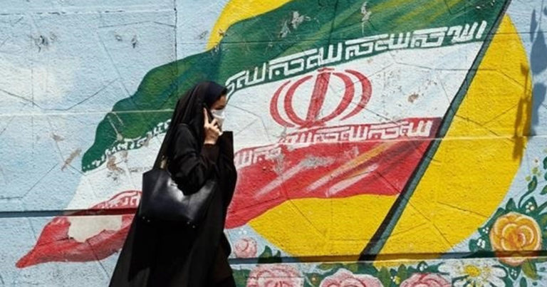 Иранка сожгла себя за то, что ее не пустили на стадион