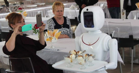 В одном из ресторанов Стамбула появились официанты-роботы