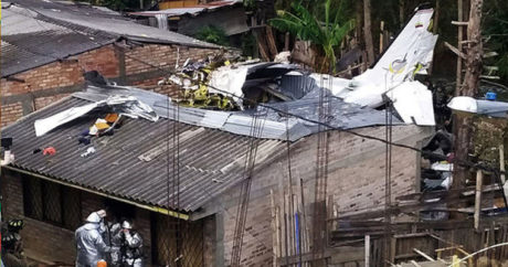 Самолет упал на жилой дом: 7 человек погибли