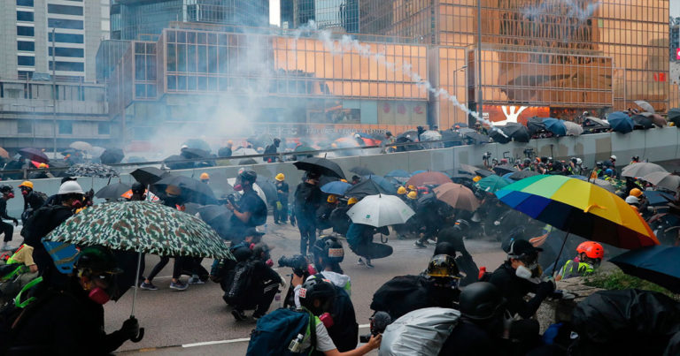 Сотни студентов и школьников бойкотировали занятия в Гонконге