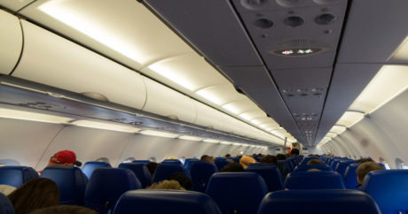 В США самолет совершил вынужденную посадку из-за пассажира, курившего марихуану