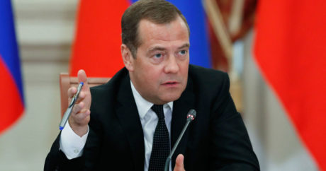 Медведев поручил сформировать потребкорзину для здорового питания