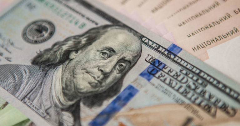 В Украине подорожал доллар, но курс валюты остался рекордно низким