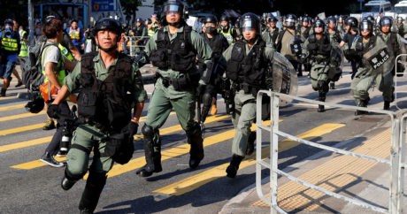 Протестующие в Гонконге несколько часов держали главу администрации в «плену»