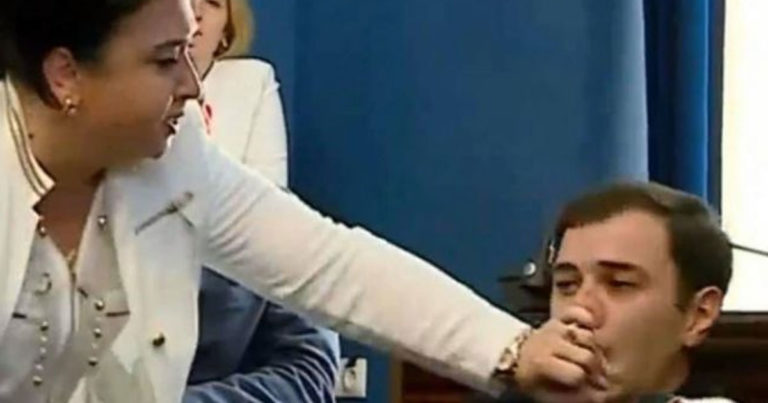 Потасовка в парламенте Грузии: Эка Беселия ударила коллегу по губам -Видео