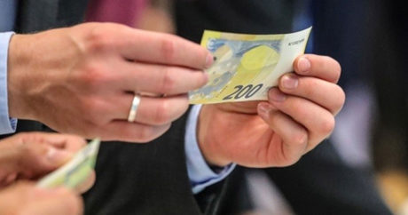 В Баку мужчина заплатил в кассу банка фальшивую купюру номиналом в 200 евро