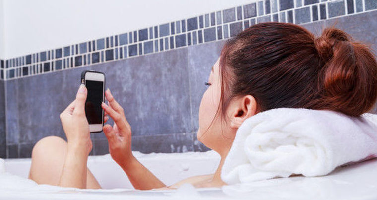 Девушка заряжала смартфон в ванной и умерла